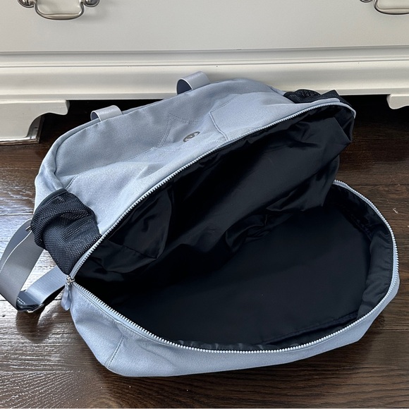 Lululemon IVIVVA Weekend Escape Duffle - Picture 4 of 6